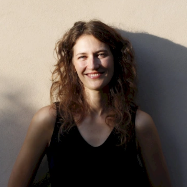 JENNE Jenne begleitet Menschen dabei, ihren Körper bewusster wahrzunehmen, Verspannungen zu lösen und neue Energie zu finden. Ihr Unterricht ist klar, achtsam und humorvoll, mit individuellen Varianten für jede:n.